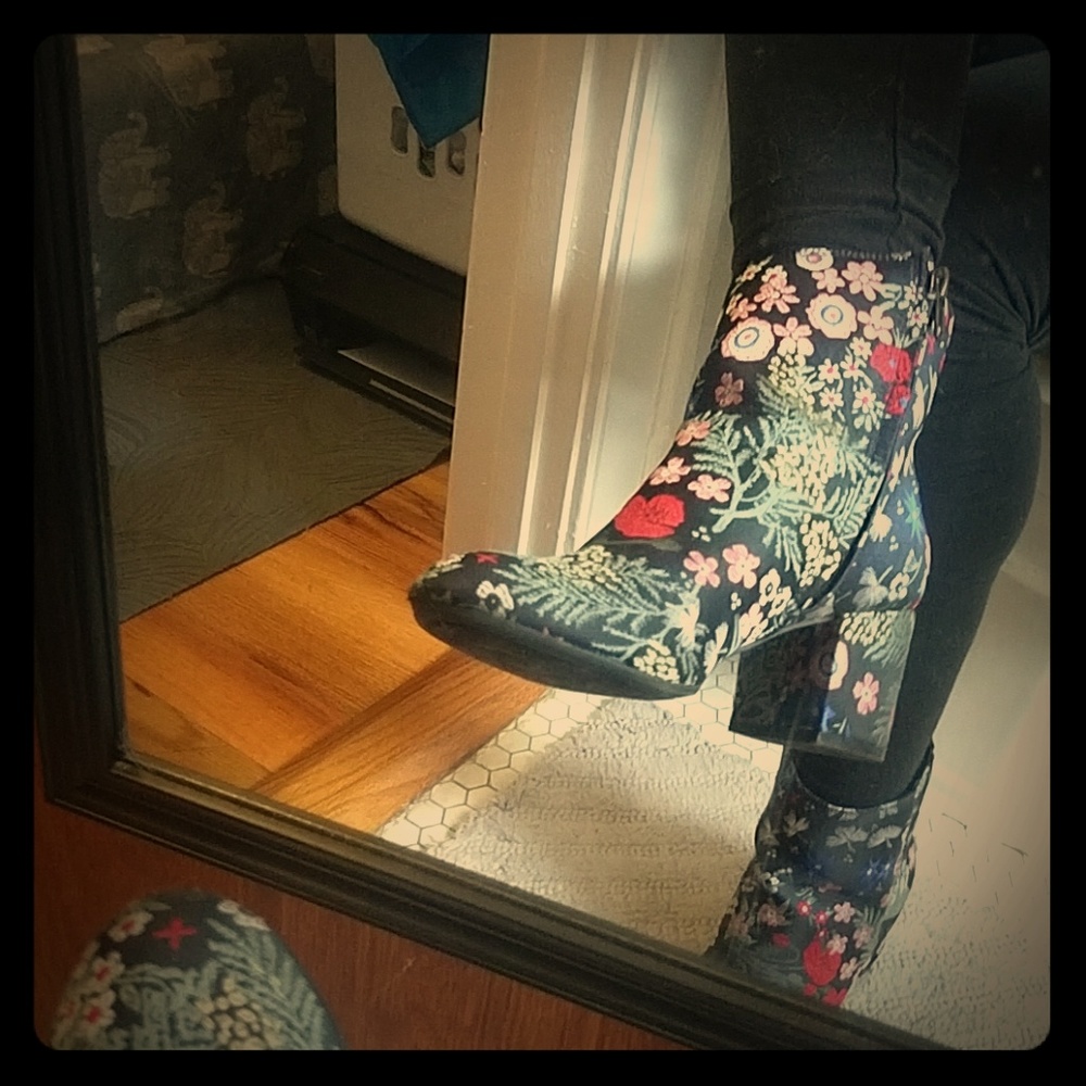 Sz 7.5 pattern boots
